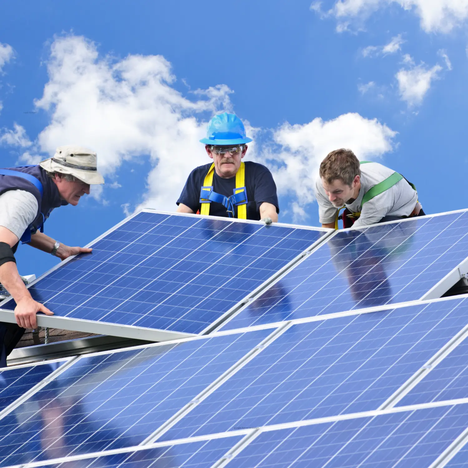 Mann montiert Solarmodul von Solarheim GmbH