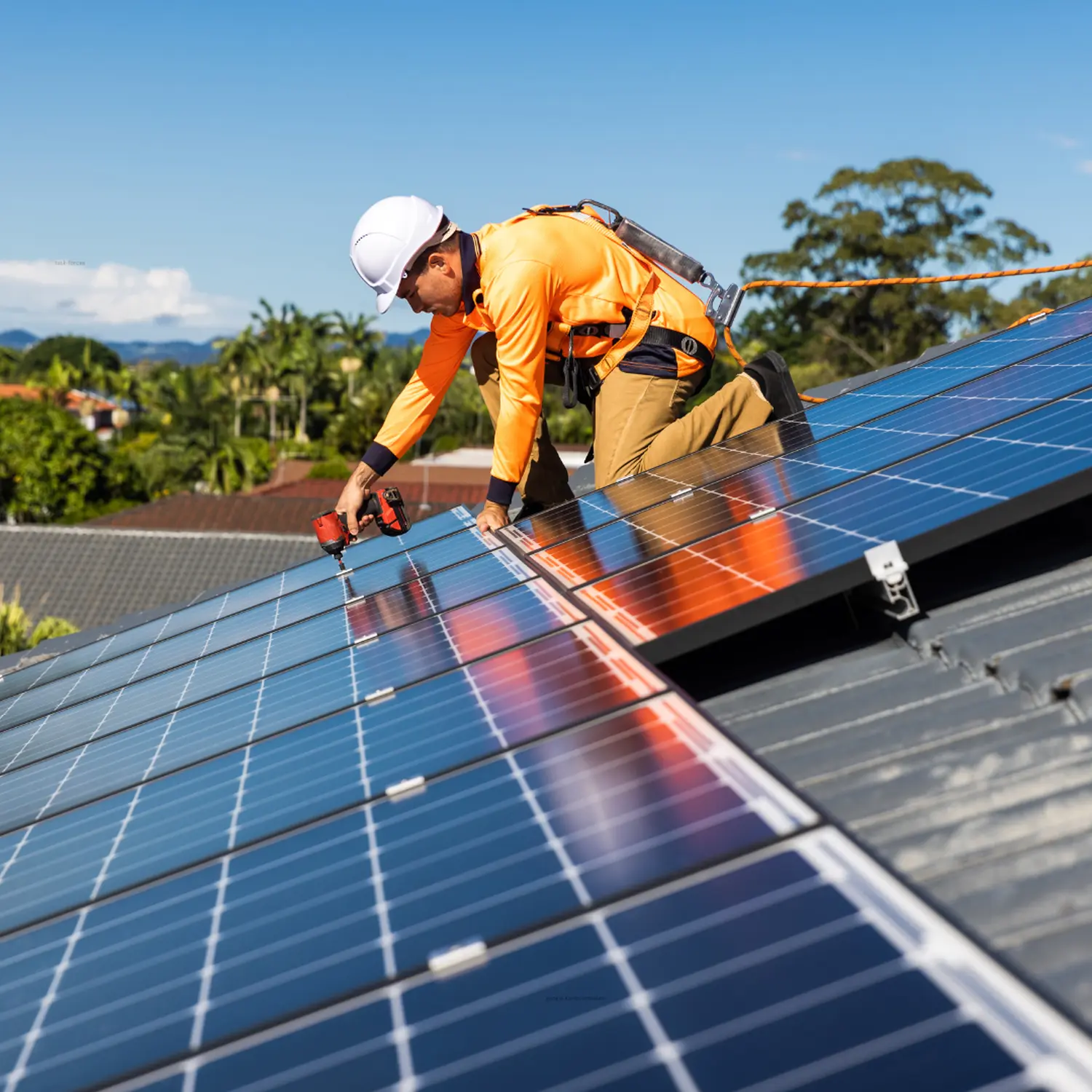 Handwerker montiert Solarmodul-Montagesystem auf einem Dach