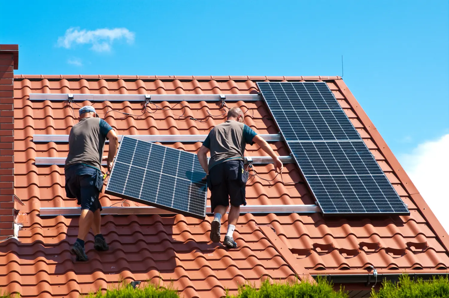 Montage von Solarmodulen auf einem Hausdach