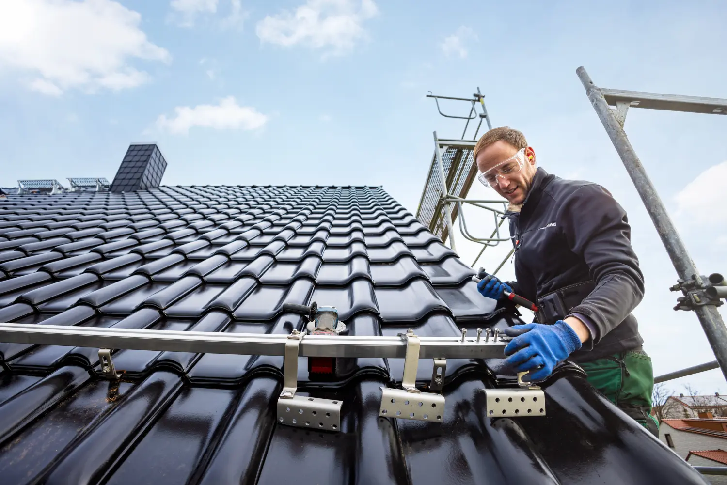 Der Techniker überprüft die Heizungsanlage im Heizraum mit einem Tablet in der Hand